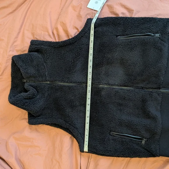 Athleta Tugga Black Sherpa Zip Vest NWT - Picture 5 of 8